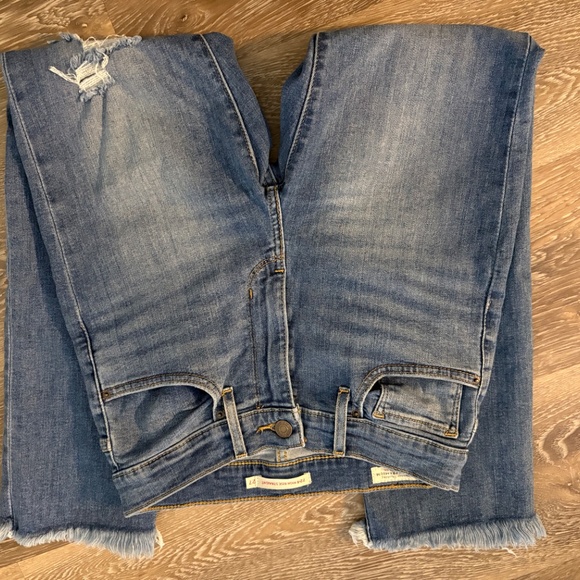 **WOMEN’S LEVI’S** - Picture 2 of 5